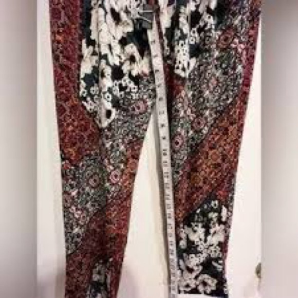 BCBG Pants - NWT BCBG super soft size small paisley joggers